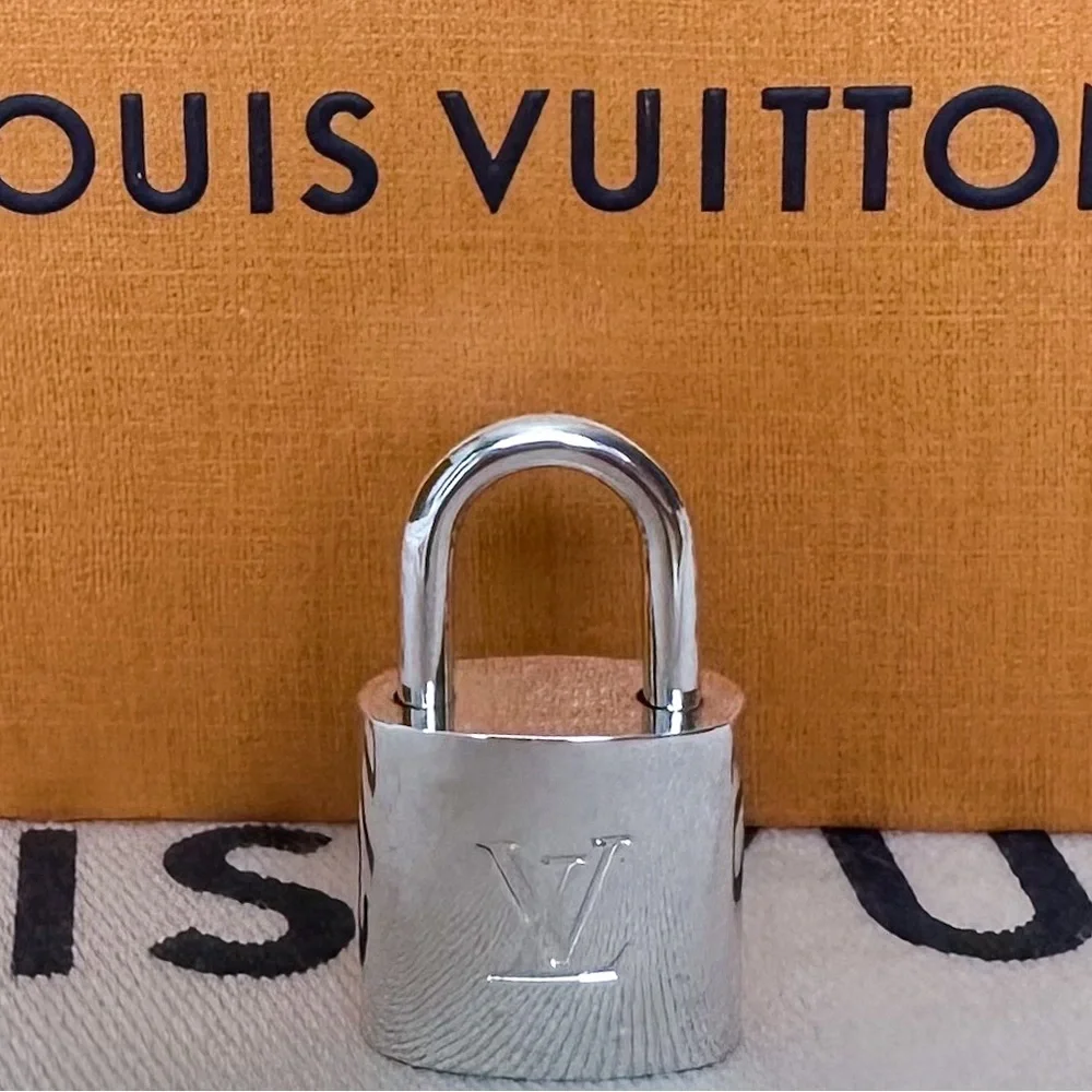 New Louis Vuitton Silver Lock and Key with COA #315 3 pc - Picture 7 of 8